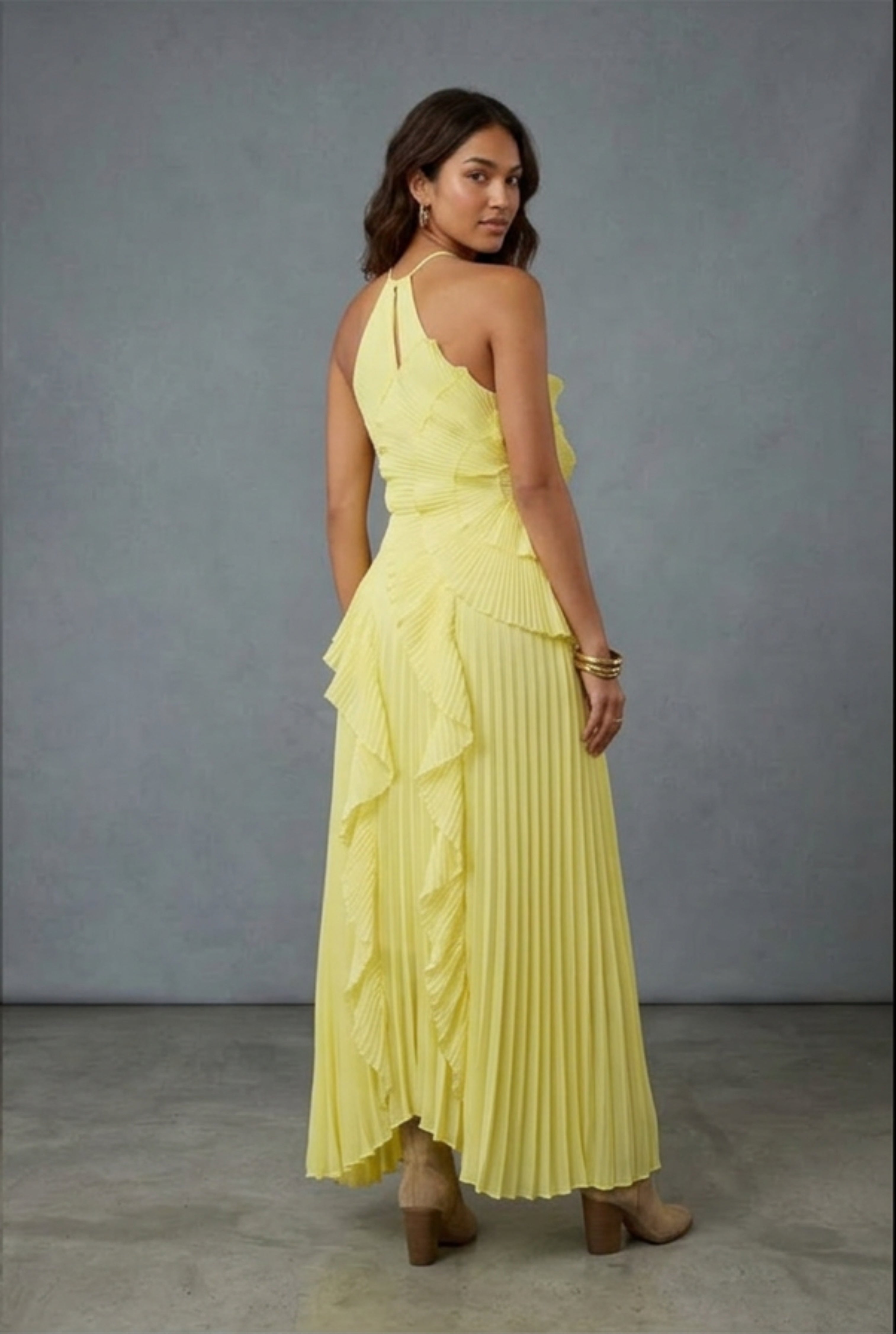 Vestido fluido com saia plissada