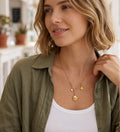 Colar dourado com concha e estrela do mar